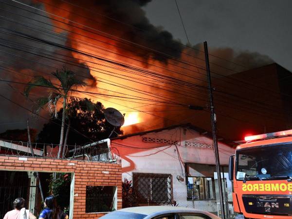 Un incendio ocurrido durante la tarde de este martes en una zona comercial de San Pedro Sula se reactivó en horas de la noche lo que preocupa a locatarios y pobladores del sector.