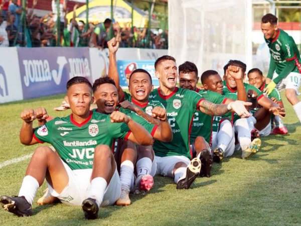 El Marathón celebró a lo grande su triunfo contra el Real España en el Clásico sampedrano en el Yankel.