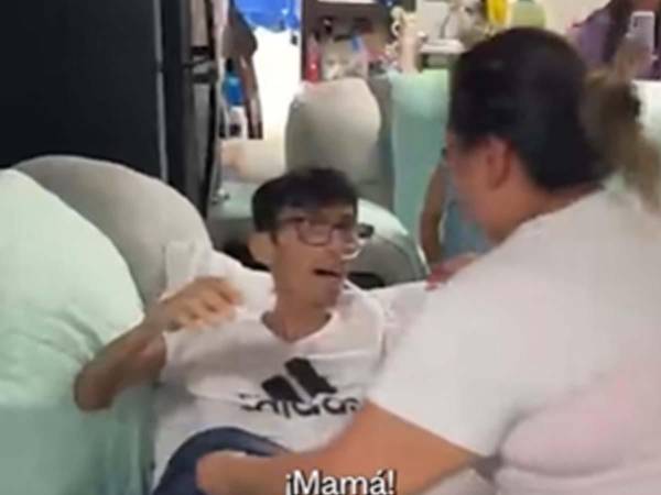 Kevin González abraza a su madre Norma Anabel Ramírez Amaya durante el emotivo reencuentro familiar en Sonora, México, tras su liberación en Estados Unidos.