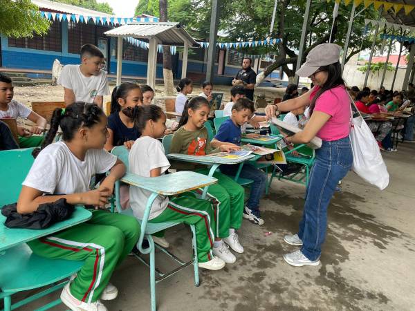 Los estudiantes del centro de educación básica José Antonio Velázquez recibieron hoy la visita de Diario LA PRENSA y voluntarios de la carrera de Psicología de la Universidad Nacional Autónoma de Honduras en el departamento de Cortés (Unah-Cortés).