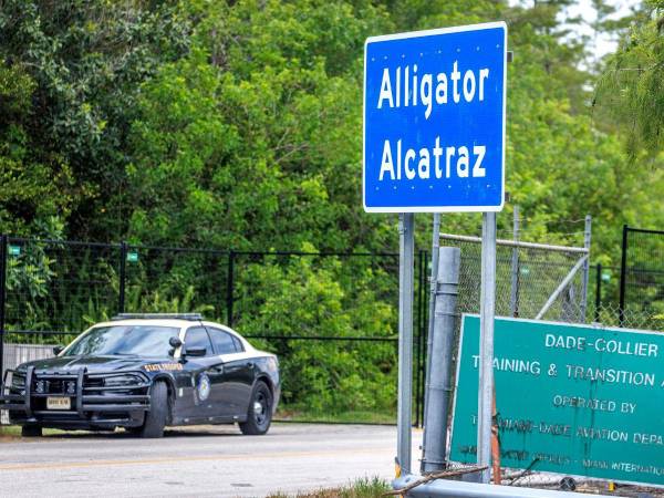 La entrada al polémico centro de detención de migrantes, Alligator Alcatraz, en Florida.