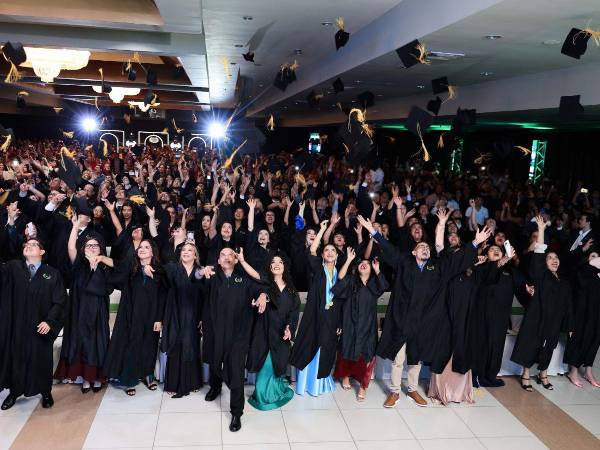 Graduandos celebran su logro junto a autoridades que respaldan su formación y crecimiento.