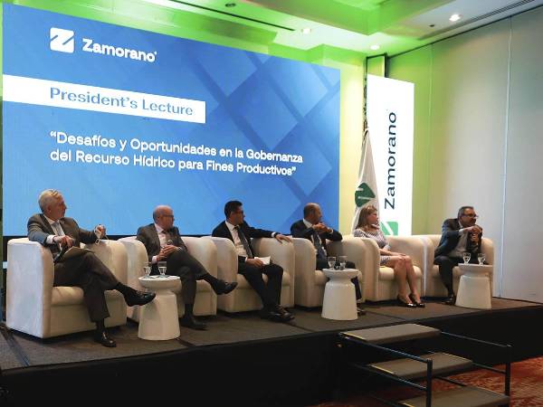 Panel de discusión liderado por el Rector de Zamorano, Sergio Rodríguez Royo, abordando los retos y oportunidades en la gobernanza del agua.