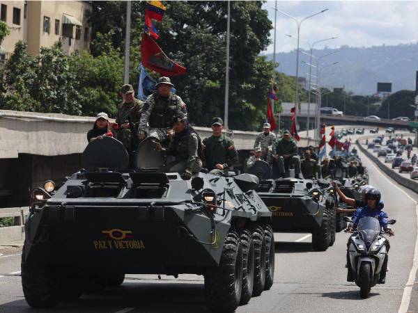 Integrantes de la Fuerza Armada Nacional Bolivariana (FANB) participan en un ejercicio militar en Caracas.