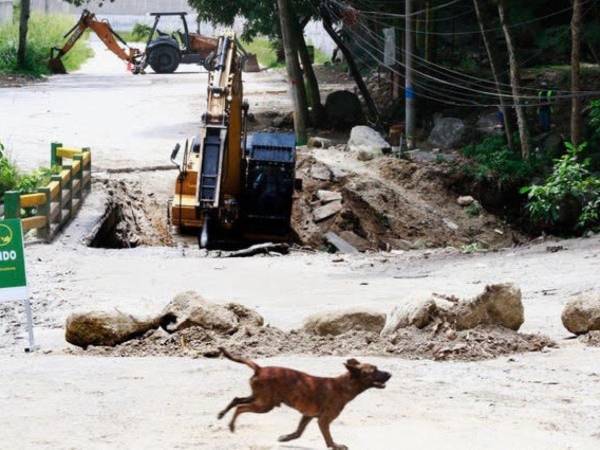 El puente para ingresar a Armenta fue demolido y está en construcción. Costará a los sampedranos L23 millones.