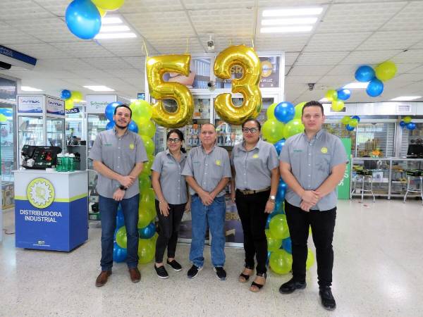 Colaboradores celebran el 53 Aniversario junto a sus clientes.