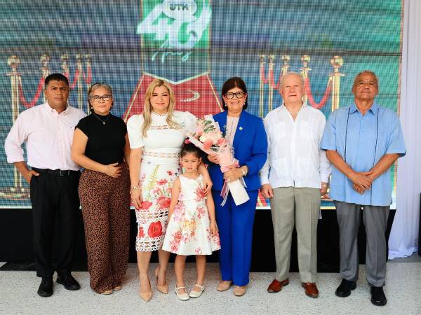 Compañeros del cuerpo docente y familiares de los homenajeados acompañan el evento institucional con el que UTH celebra sus 40 años de evolución y legado educativo.