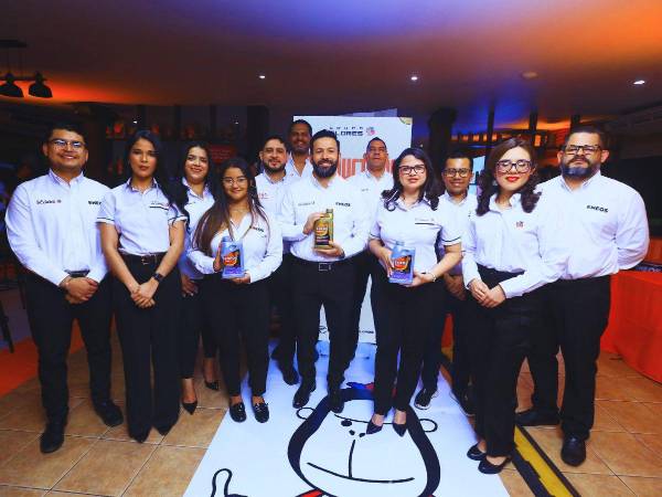 Representantes de Grupo Flores durante el lanzamiento oficial de ENEOS en San Pedro Sula.