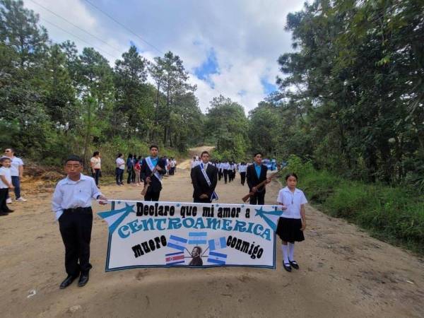 Llenos de orgullo y fervor patrio desfilaron estudiantes en Gualcinse, Lempira, zona occidente de Honduras.