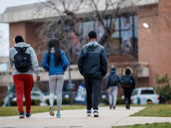 Un grupo de estudiantes camina en un campus universitario de EEUU.