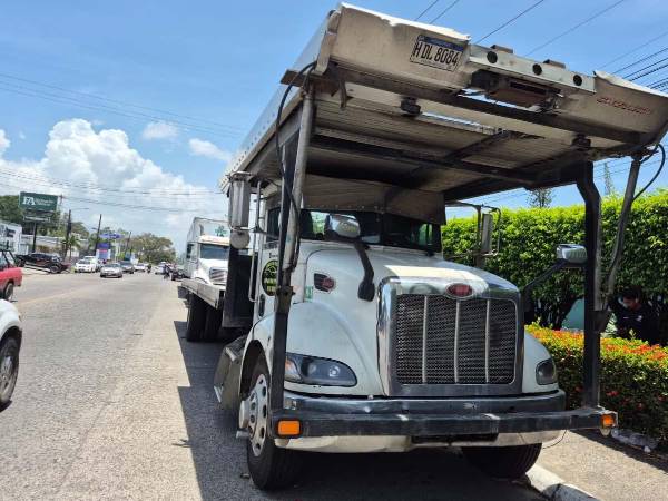 Grúa y rastra permanecían bajo custodia policial frente a la posta de La Ceiba, Atlántida, donde fueron saqueados por desconocidos.