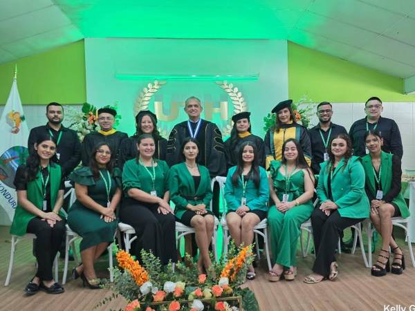 Los nuevos graduados de la UTH La Ceiba en la foto del recuerdo.