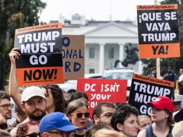 Manifestantes protestan contra Trump frente a la Casa Blanca.