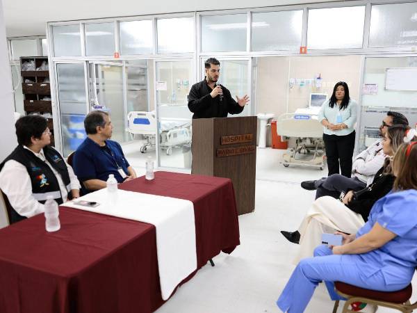 El doctor Gabriel Paredes durante su participación en la inauguración de la remodelación de la Unidad de Cuidados Intensivos.