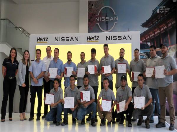 Hertz de Honduras recibe certificación de Nissan Importers Business Unit.