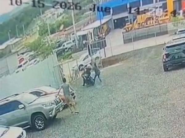 Las cámaras de seguridad de un autolote en la colonia Flor del Campo, Comayagüela, captaron el asalto a clientes y el momento en que un policía intentó detener a los sospechosos.