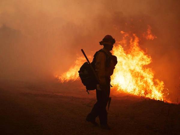 Varios bomberos fueron presuntamente emboscados por un atacante que provocó un incendio para atraerlos.