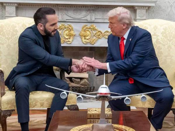 El presidente de El Salvador, Nayib Bukele, junto al mandatario estadounidense, Donald Trump, en la Casa Blanca.