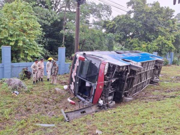 Un autobús de transporte interurbano de la empresa Los Mendoza, que cubre la ruta Olanchito–La Ceiba, sufrió un accidente tipo despiste este lunes a la orilla de la carretera CA-13.