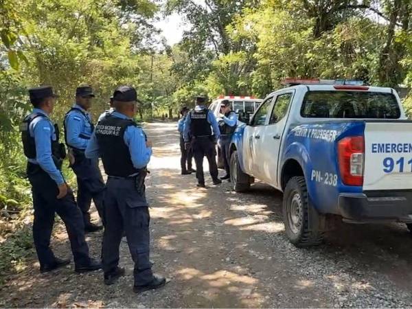 Agentes de la Policía Nacional se desplazaron al lugar y procedieron a acordonar el área.