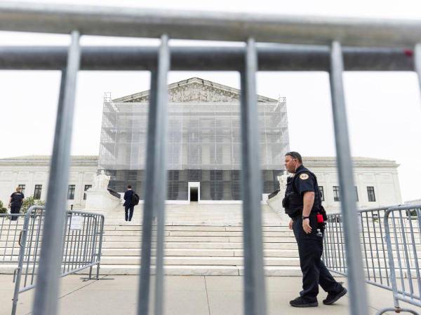 Miembros de la Policía custodian la Corte Suprema de Estados Unidos en Washington