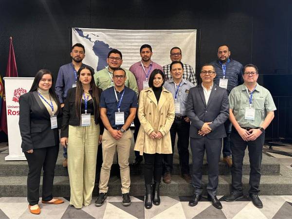 Estudiantes de la UTH destacaron en la LA-CCI con investigaciones en machine learning, llevando a Honduras al escenario internacional de la inteligencia artificial.
