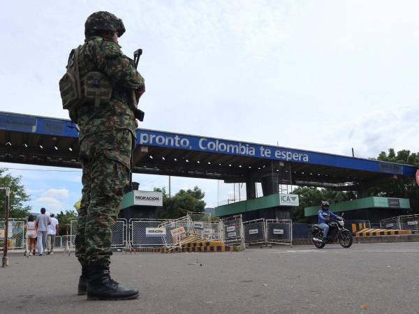 Un integrante del Ejército colombiano presta seguridad este domingo, en el Puente Internacional Simón Bolívar, en Cúcuta (Colombia).