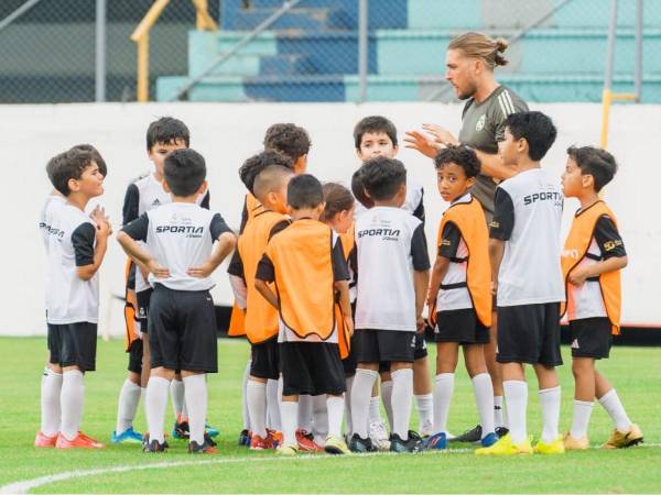 El Estadio General Francisco Morazán de San Pedro Sula se convierte en sede de los exitosos Clinics de la Fundación Real Madrid, brindando a jóvenes una formación de élite bajo la metodología y los valores del club blanco.