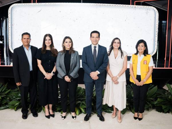 El Presidente Ejecutivo de BAC Honduras, Carlos Handal, acompañado de los panelistas en la presentación de resultados de la estrategia Triple Valor.