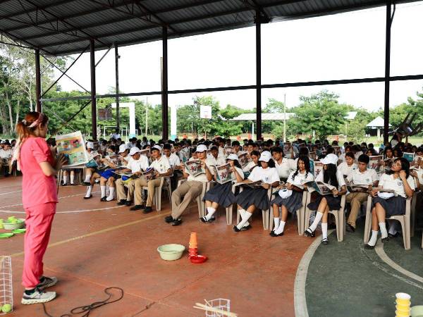 La psicóloga Claudia Avilés lee el quinto fascículo de Mente Sana con estudiantes del JTR.