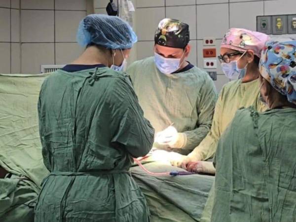 Médicos, enfermeras, anestesiólogos, instrumentistas y personal de apoyo integran los equipos que permiten ampliar los servicios quirúrgicos durante los fines de semana.