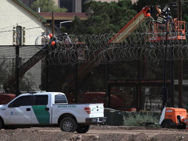 Trabajadores estadounidenses instalan una valla metálica en la frontera con Ciudad Juárez.