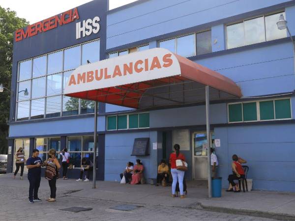 Pacientes esperan en la entrada de la Emergencia del hospital regional del IHSS.