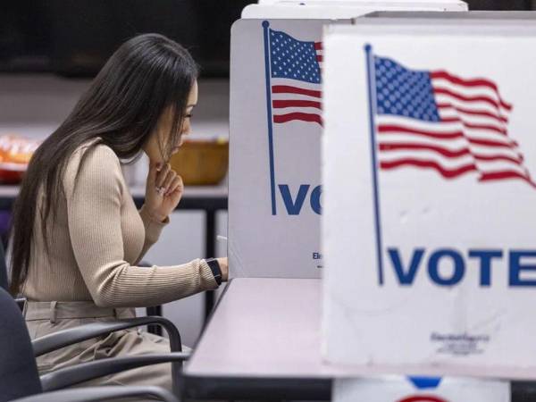 Los demócratas estarían por encima de los republicanos en Texas y Alaska, dos estados rojos y tendrían ventaja en Ohio y Iowa, según encuestas del New York Times.