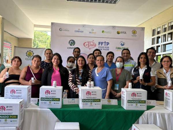 Donates, líderes de Funazucar, Cepudo, y mujeres beneficiadas con la entrega de vitaminas