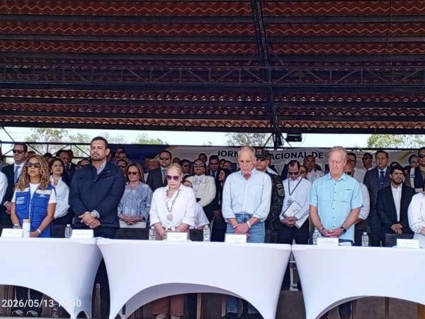 El presidente Nasry Asfura, en compañía de su esposa Lissette Del Cid y representantes de la Secretaría de Salud.