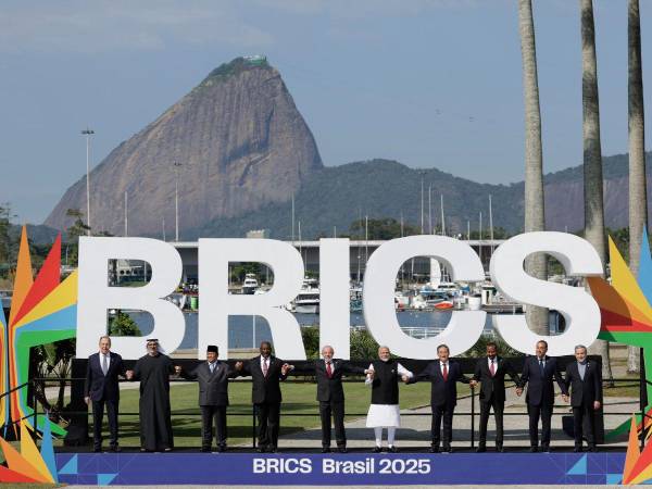 El canciller ruso, Sergey Lavrov, el príncipe herdero de Abu Dhabi, el presidente de Indonesia, Prabowo Subianto, el presidente de Sudáfrica, Cyril Ramaphosa, el presidente de Brasil, Lula da Silva, el primer ministro de la India, Narendra Modi, el primer ministro de China, Li Qiang, entre otros, posan durante la apertura de la cumbre de los BRICS en Río de Janeiro.