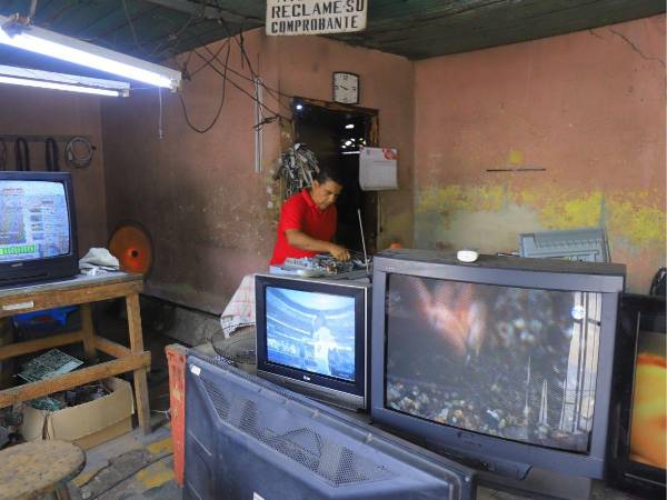 Los constantes apagones y las interrupciones del servicio de energía eléctrica continúan causando daños a electrodomésticos como televisores, refrigeradoras, microondas, ventiladores, aires acondicionados y computadoras. Aunque la legislación contempla un mecanismo de indemnización para los usuarios afectados, muchos desisten de presentar el reclamo porque consideran que el proceso es complejo y con pocas posibilidades de éxito.