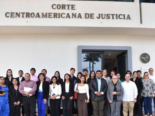 Estudiantes de Derecho y Relaciones Internacionales de la Universidad El Valle de Nicaragua visitaron la sede de la Corte Centroamericana de Justicia.