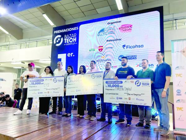 <b>Los ganadores de los tres primeros lugares del Bazar Tech durante la premiación. Foto: CCIC</b>