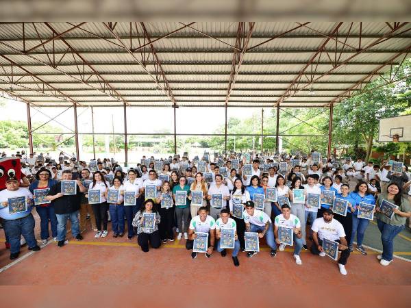 Estudiantes del instituto José Trinidad Reyes, patrocinadores y miembros del Colegio de Psicólogos de Honduras Capítulo Cortés celebran llegada del proyecto Mente Sana de Diario LA PRENSA.