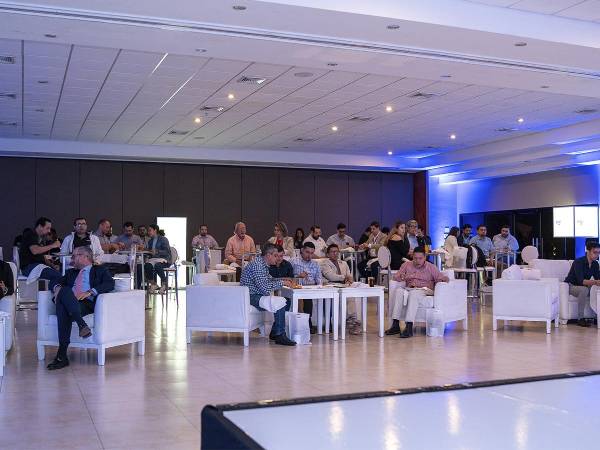 Asistentes a la conferencia Unlocking Cloud Potential de la alianza entre Tigo Business y AWS.