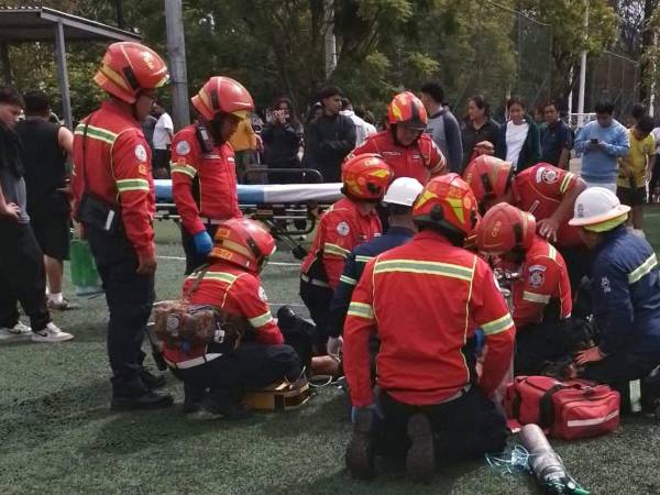 Fotografía cedida por los Bomberos Municipales de Guatemala que muestra a sus integrantes atendiendo la emergencia tras el asesinato del abogado y exfiscal anticorrupción Juan Francisco Solórzano Foppa.