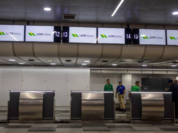 Trabajadores de una aerolínea esperan en el aeropuerto internacional Simón Bolívar en Maiquetía (Venezuela).