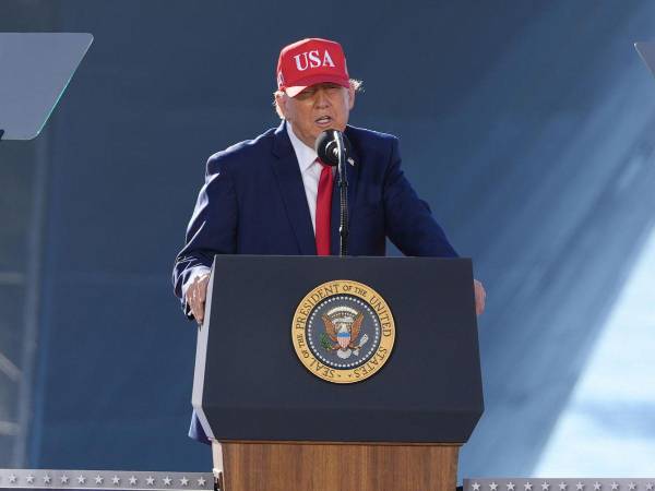 El presidente de los Estados Unidos, Donald Trump, habla durante un evento con integrantes de la Marina este martes, donde afirmó que muy pronto se sabrá si pone fin a la guerra en Irán por las buenas o por las malas.