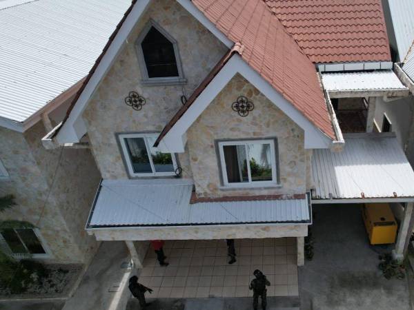 La operación se llevó a cabo a través de la Fiscalía Especial Contra el Crimen Organizado (FESCCO), en conjunto con la Dirección de Lucha Contra el Narcotráfico (DLCN) y con apoyo de la Policía Militar del Orden Público (PMOP)