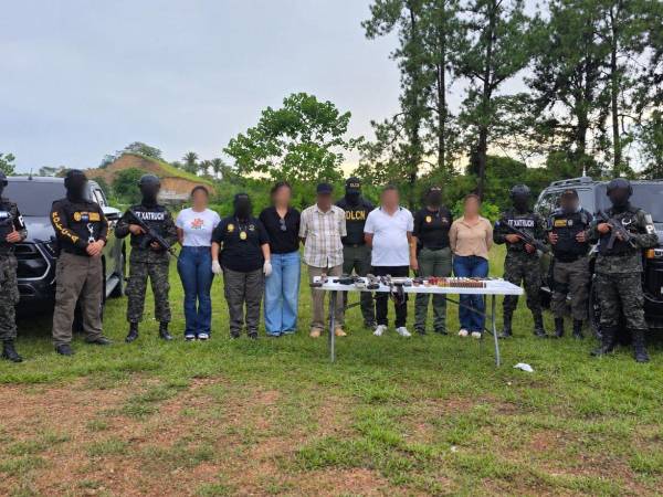 Cinco detenidos con armas, munición y vehículos de lujo en Colón.