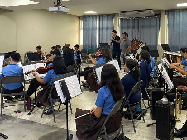 Estudiantes de Hope y la Escuela Victoriano López durante una de sus prácticas previo al concierto.