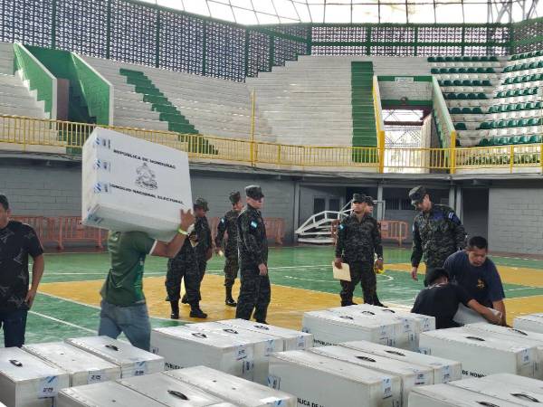 Personal del Consejo Nacional Electoral entregó 3,332 maletas electorales que a las autoridades departamentales en el Gimnasio Metropolitano de San Pedro Sula.