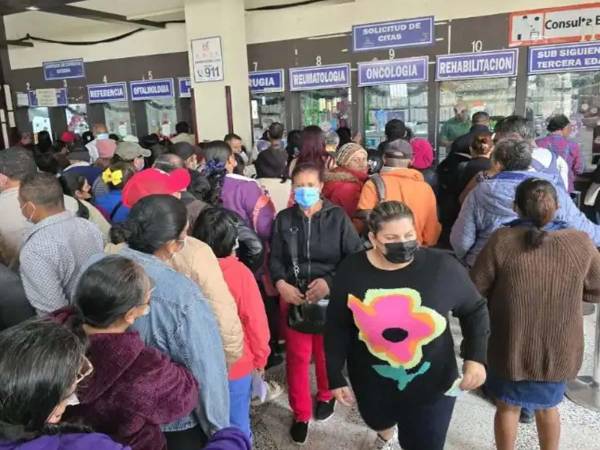 Pacientes hacen largas filas por horas en el hospital San Felipe de la capital.